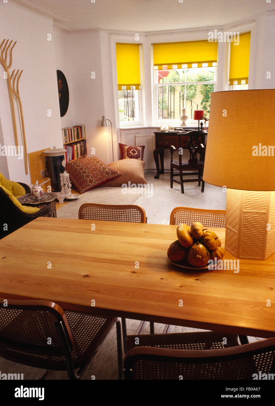Lampe auf Kiefer Tisch im Essbereich der sechziger Jahre Wohnzimmer mit gelben Vorhänge am Fenster Stockfoto