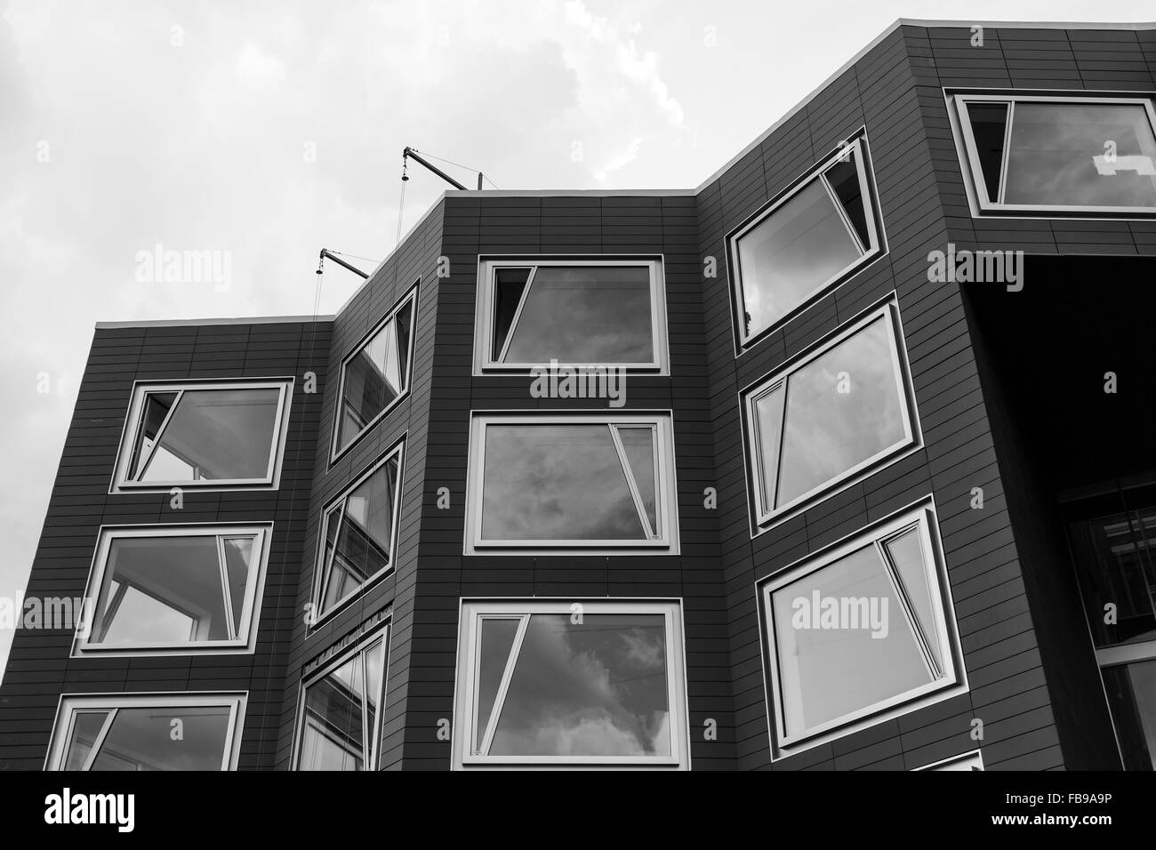Moskau, Russland. Juli 2015 - moderne Gebäudehülle mit Glasfenster und Reflexionen. Stockfoto