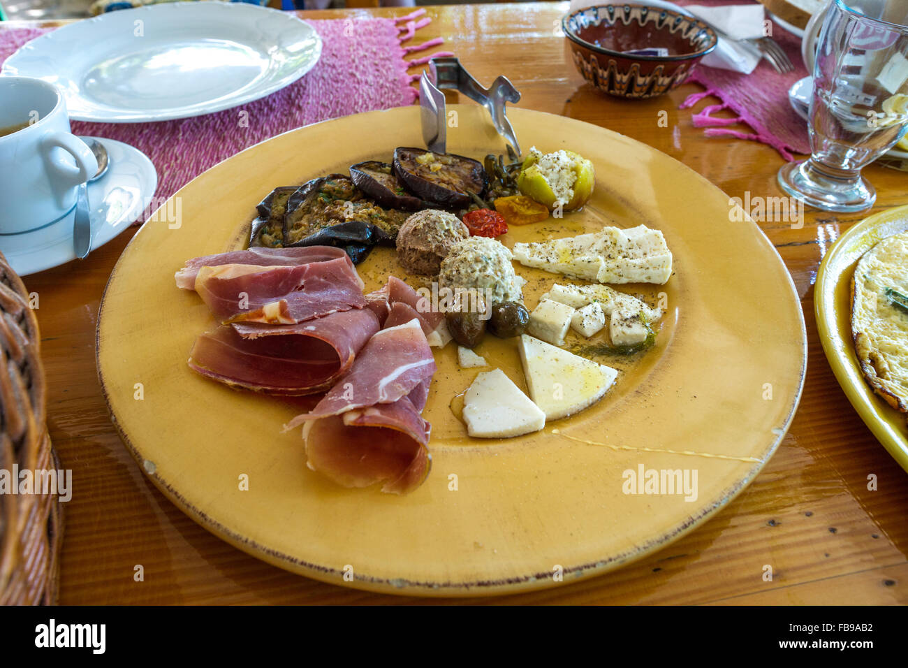 Gemischte Platte mit Käse und Schinken im Konoba Mate in Pupnat Dorf in Korcula, Kroatien Stockfoto