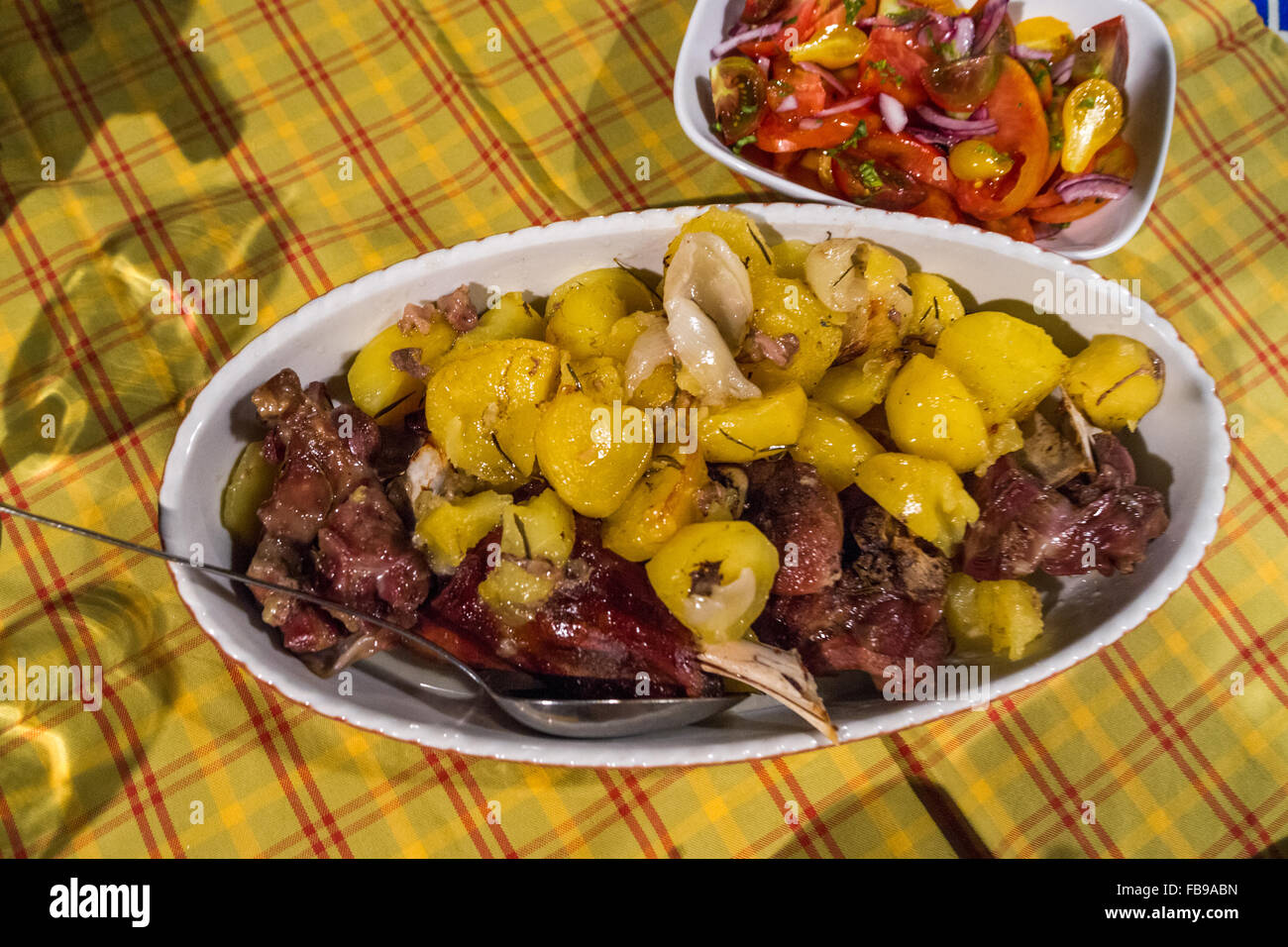 Traditionelle kroatische Gerichte "Peka" Konoba Mate in Pupnat Dorf in Korcula, Kroatien