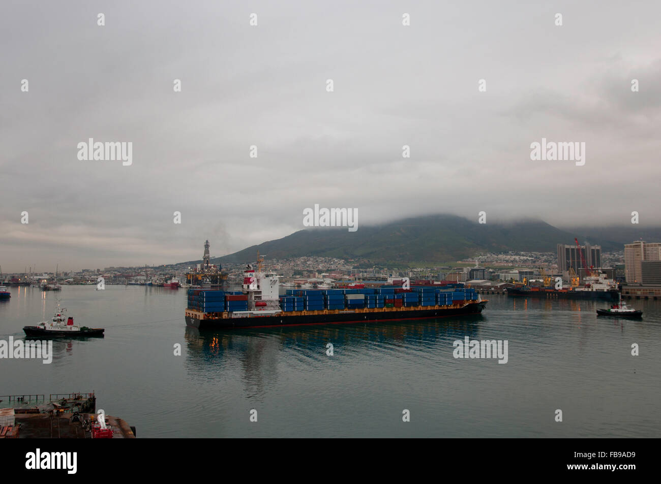 Eine Frachtschiff verlässt Kapstadt - Südafrika Stockfoto