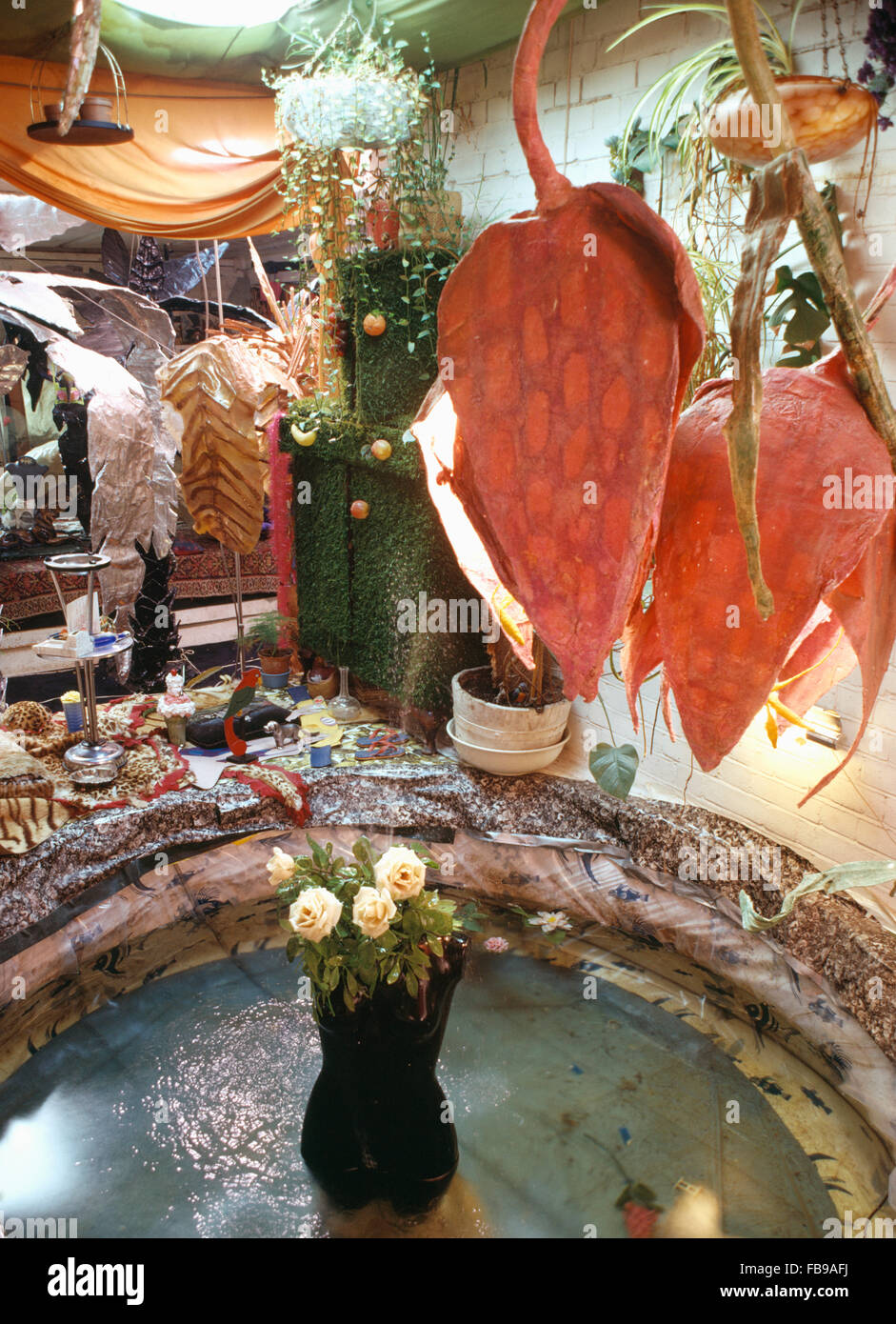 Faux Pool und Pflanzen im Andrew Logan Haus in den sechziger Jahren Stockfoto