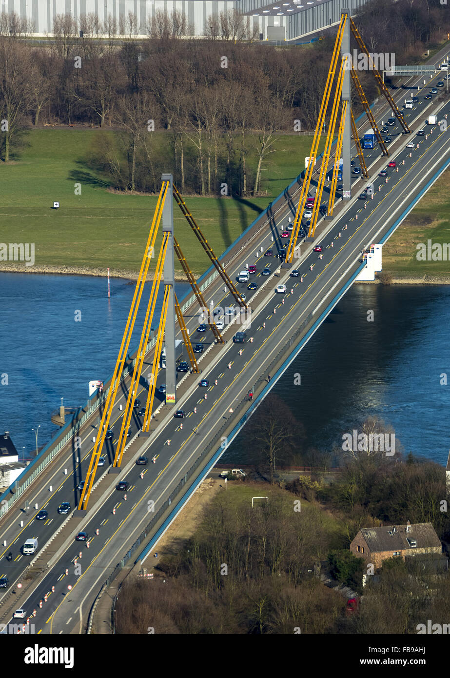 Luftaufnahme, Stau auf der A40-Brücke, Rheinbrücke, geschlossen für Schwerverkehr, Brücke Schäden und Brücke Schäden, Duisburg, Ruhrgebiet, Stockfoto