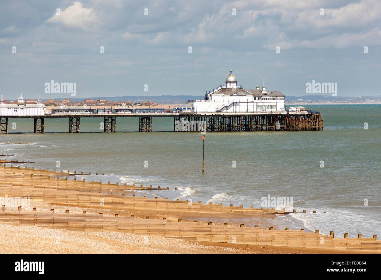 Der Pier und Strand, Eastbourne, East Sussex, England Stockfoto