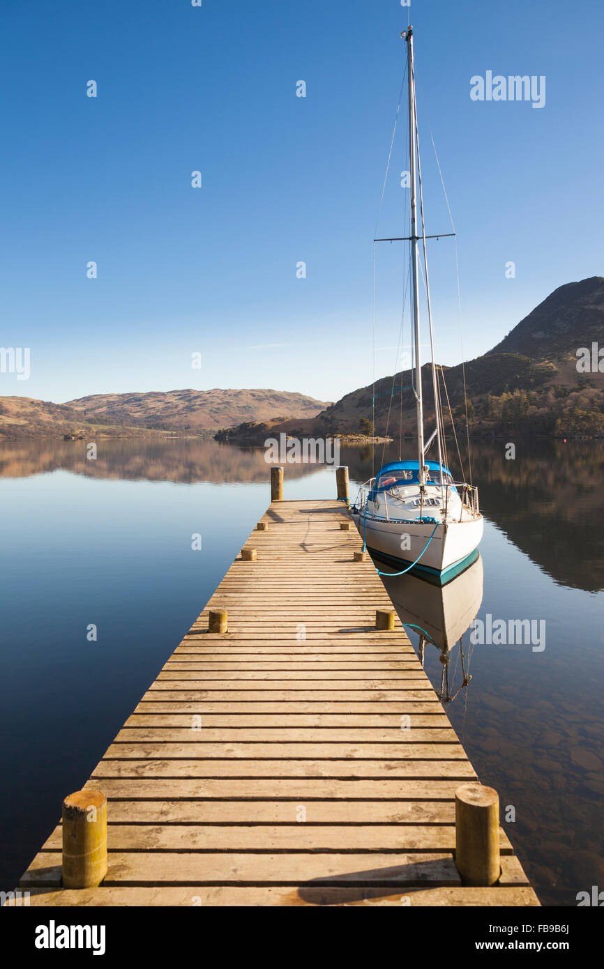 Yacht festgemacht an einem Steg am See Ullswater, Glenridding, Lake District, Cumbria, England Stockfoto