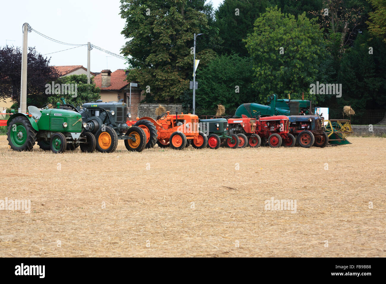 Detail der alten Traktoren in Perspektive, landwirtschaftliches Fahrzeug, Landleben Stockfoto