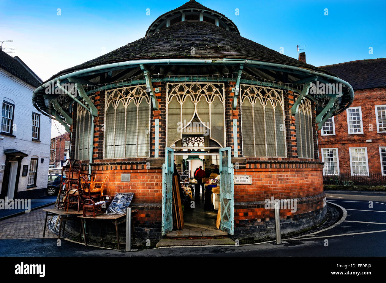 Märkte sind am Dienstag Freitag und Samstag Vormittag in und um die Stadt Runde Markt Gebäudes, Tenbury Wells Stockfoto