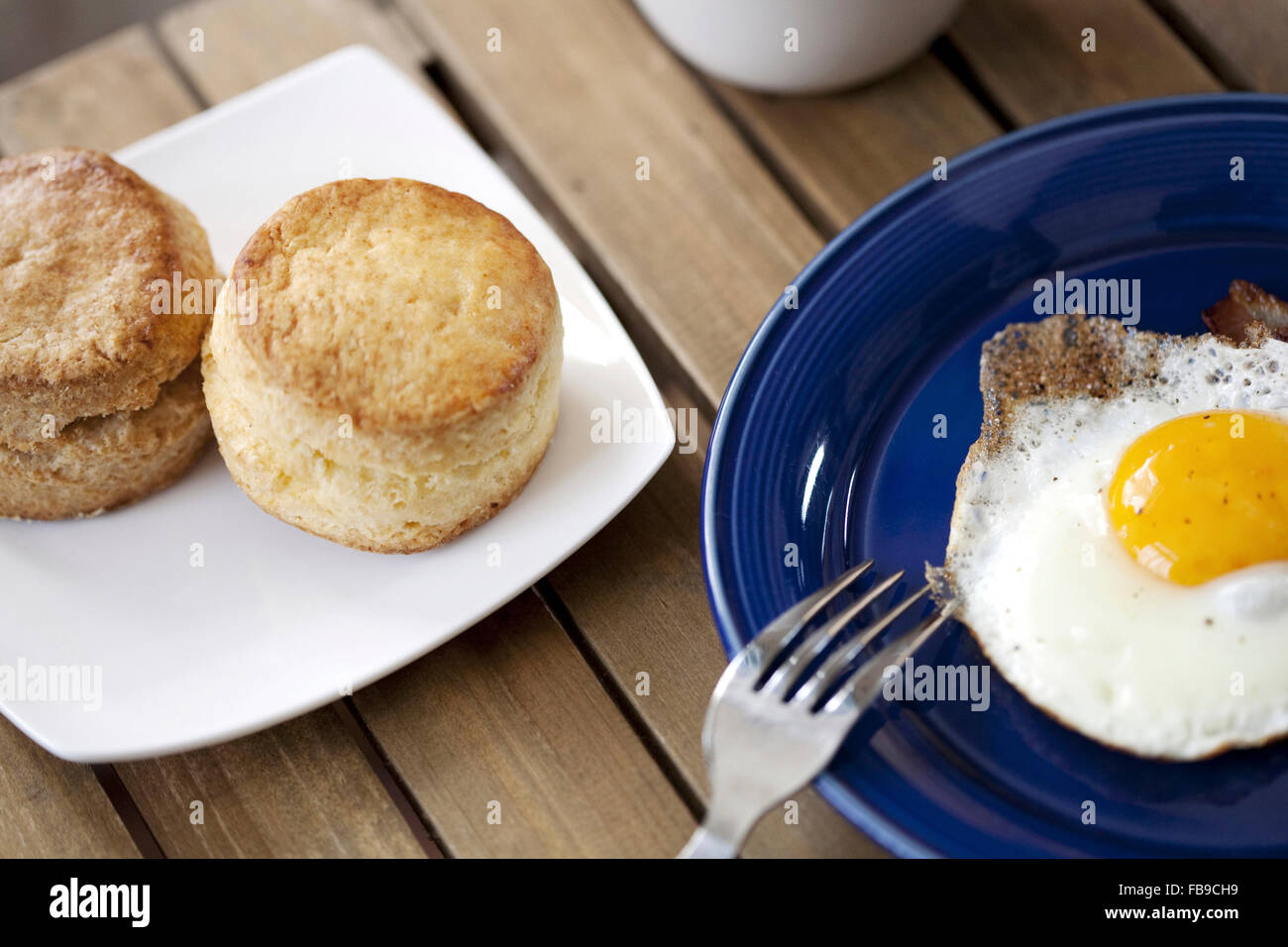 Spiegelei und scones Stockfoto