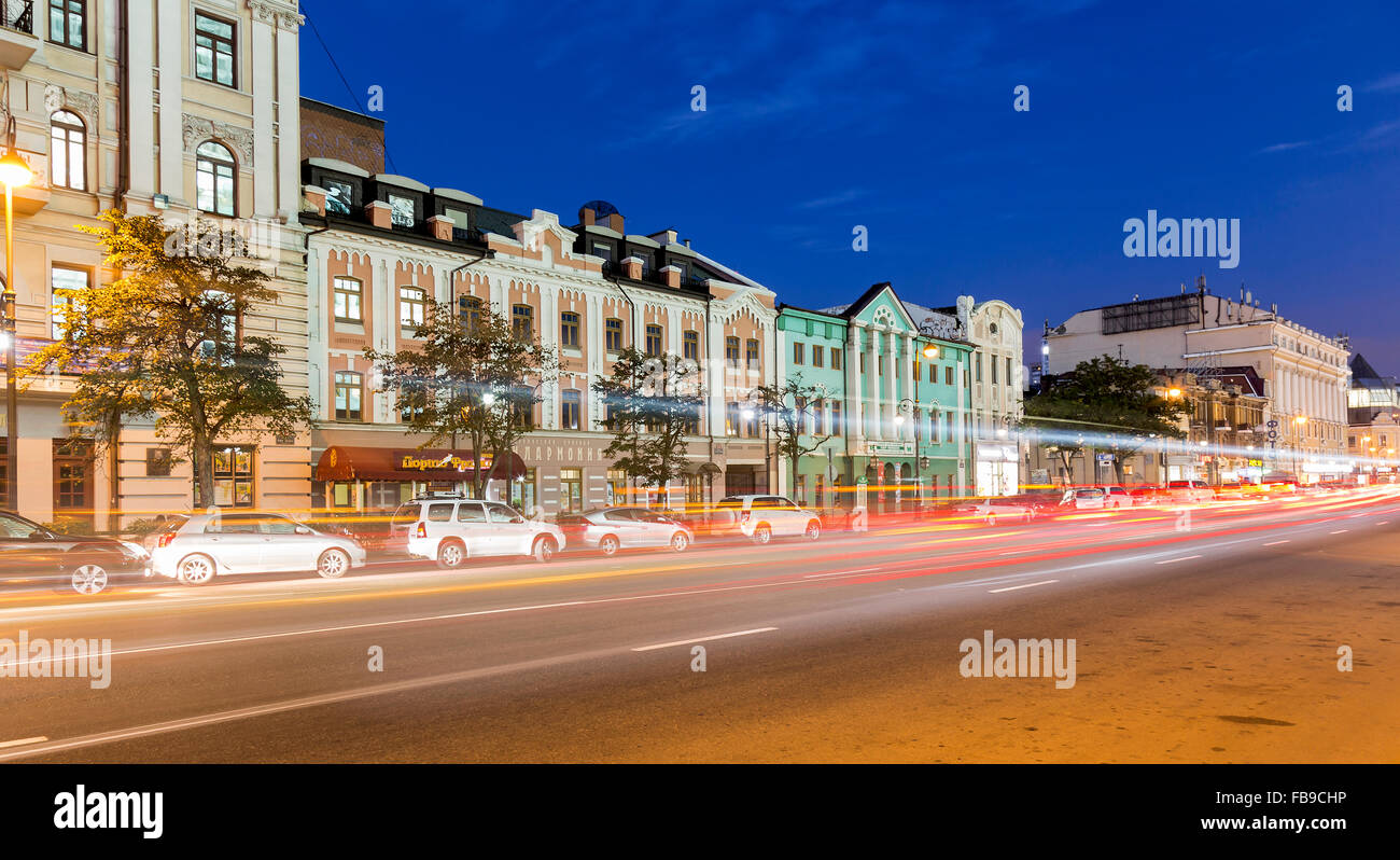 Auto Licht Wanderwege in der Hauptstraße der Altstadt von Wladiwostok Stockfoto