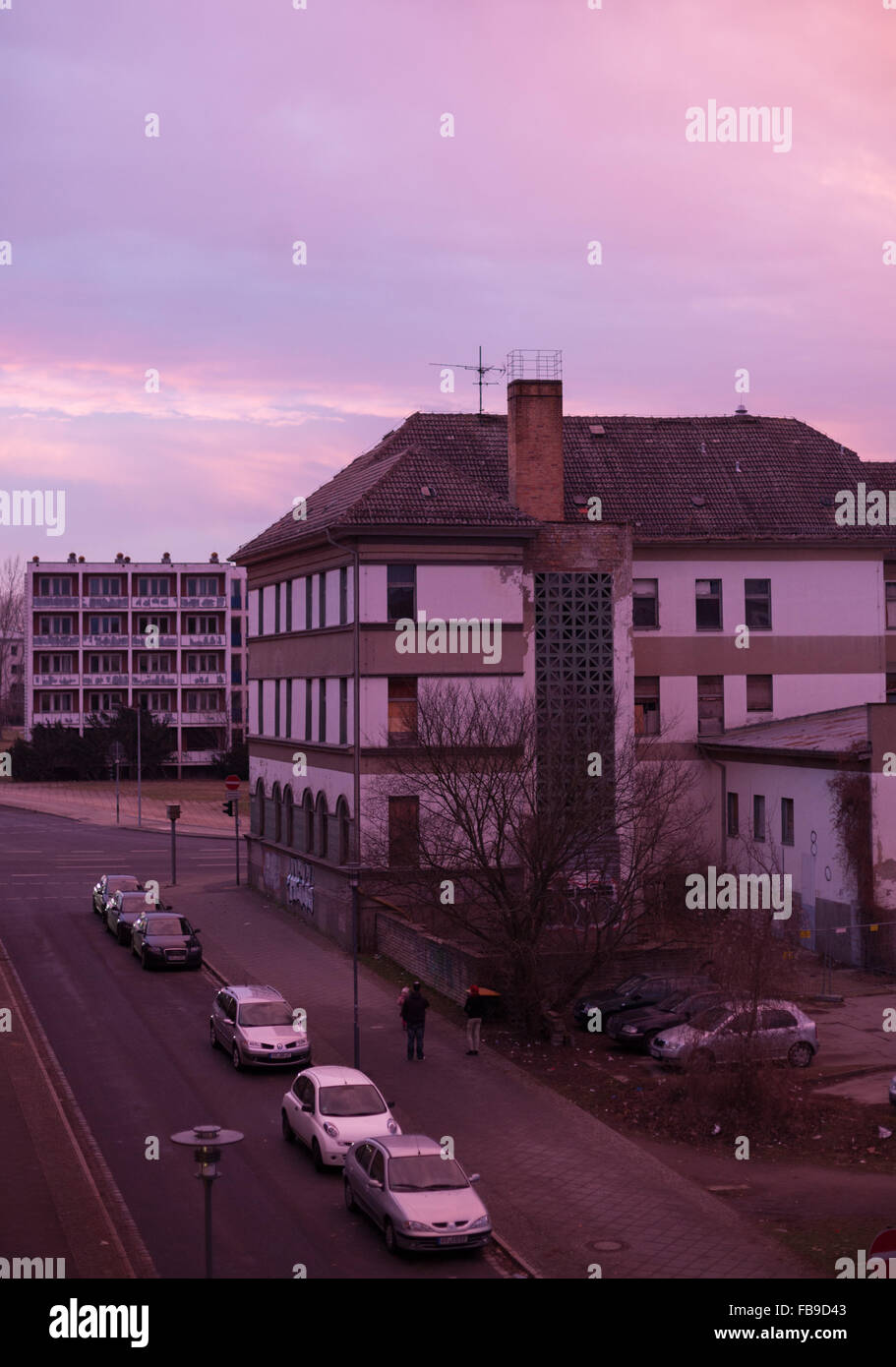 Gebäude in der ehemaligen DDR, beleuchtet von dramatischen rosa Himmel heruntergekommen Stockfoto