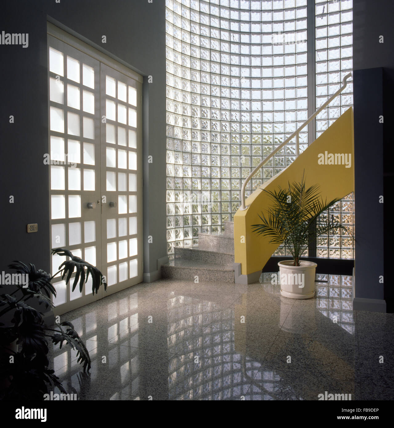 Treppe mit gelben Wand der neunziger Jahre Halle mit gebogenem Glaswand Stockfoto