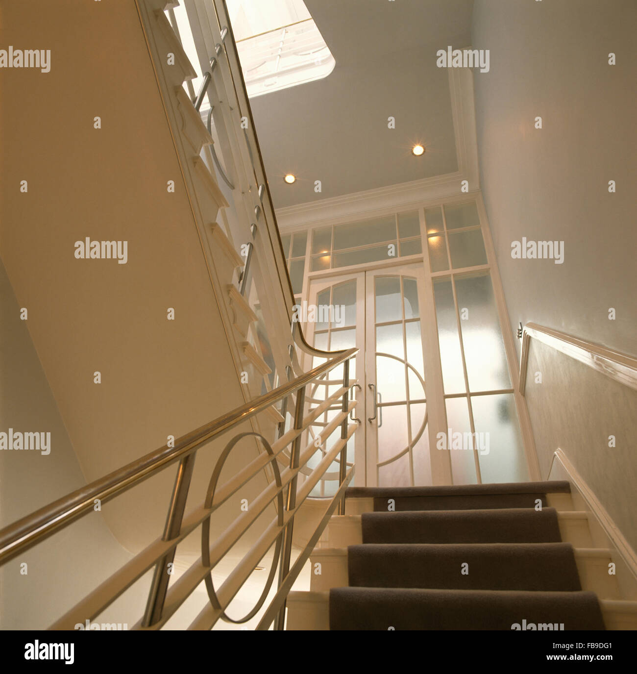 Nach oben auf eine Art-déco-Treppe mit reich verzierten Chrom Geländer Stockfoto