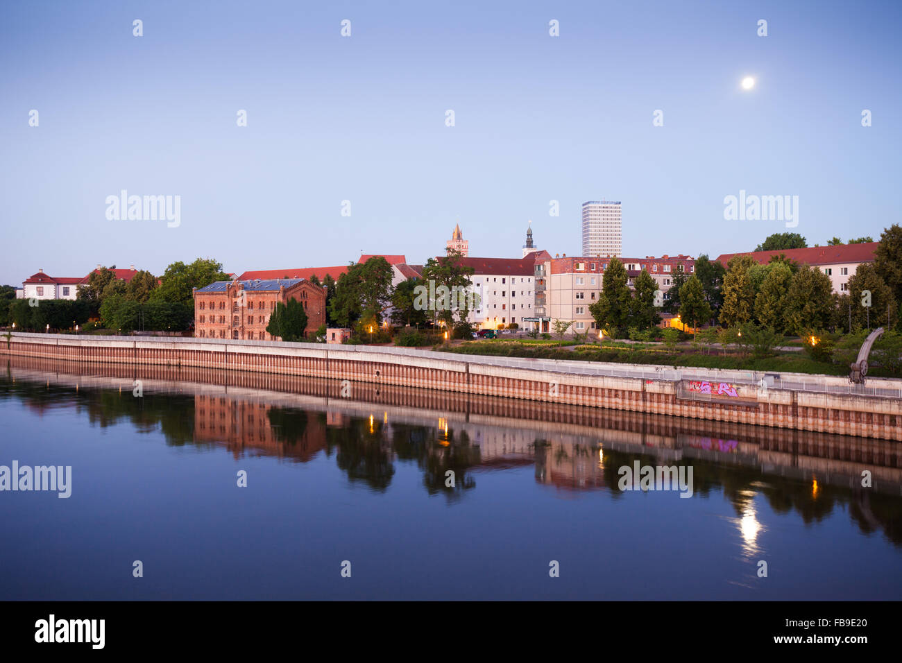 Uferpromenade von Frankfurt (Oder) in der Morgendämmerung zu sehen Stockfoto