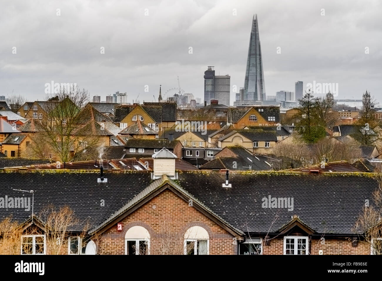 London Skyline - Blick auf die Scherbe inmitten von Wohngebäuden aus in der Nähe von Canada Water Stockfoto