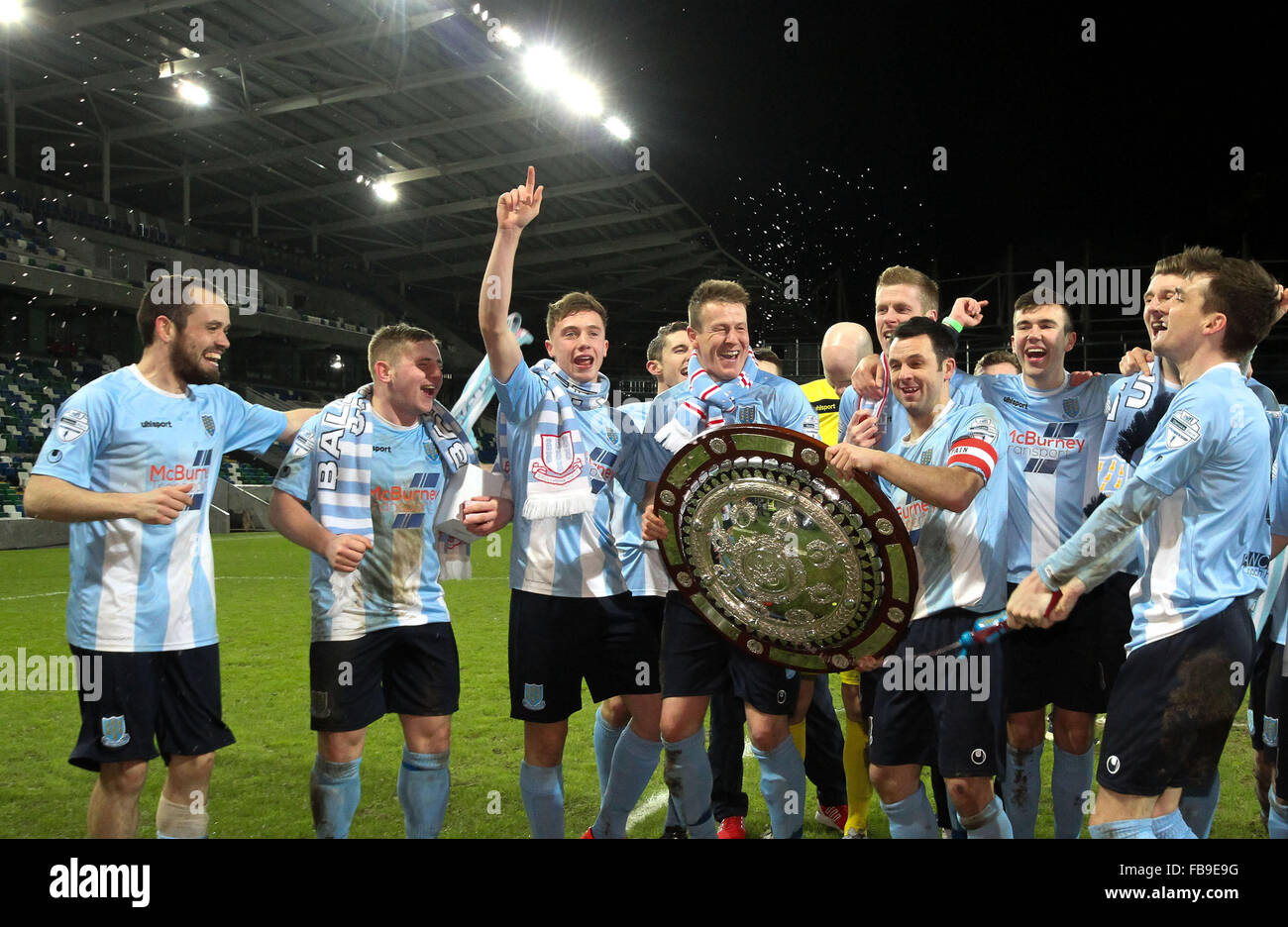 Belfast, UK. 12. Januar 2016. Linfield 2 Ballymena United 3. Die 2016 Shield Sieger, Ballymena United, zu feiern. David Hunter/Alamy Live-Nachrichten Stockfoto