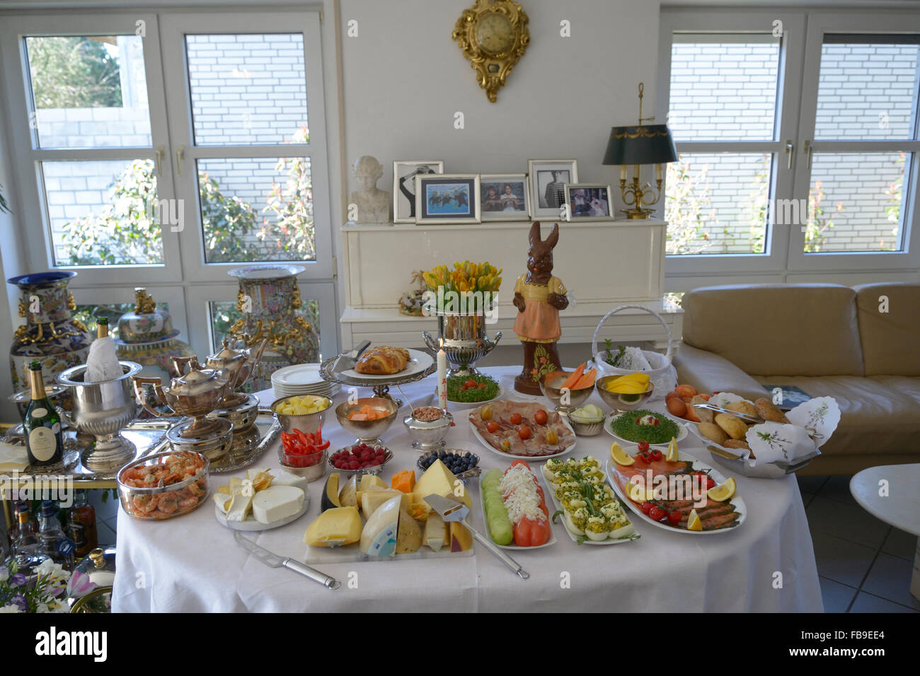 Polnischen katholischen Traditionen der Osterfrühstück, die das Essen in einer polnischen Kirche Deutschlands gesegnet ist Stockfoto