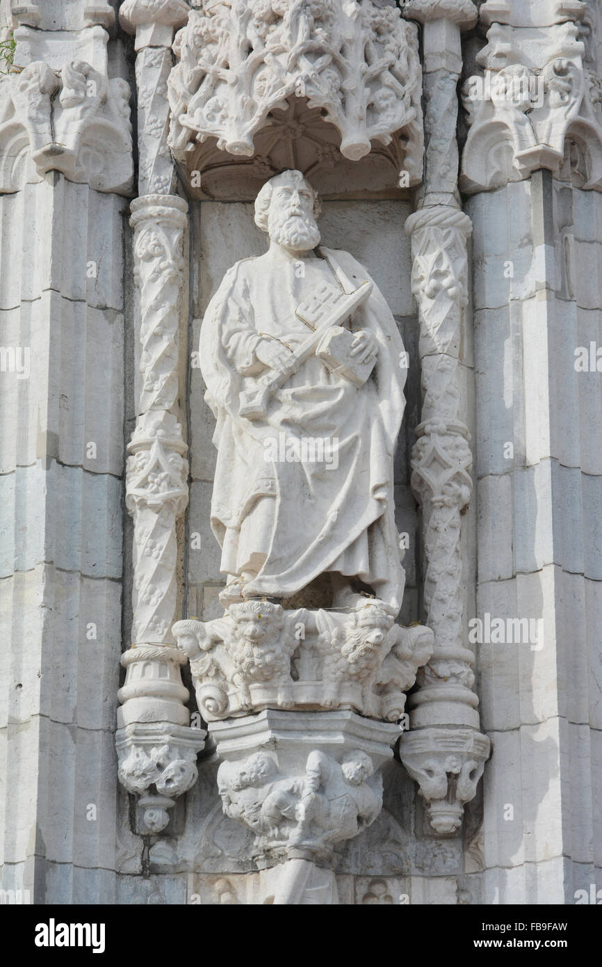 ISaint Peter in einem unglaublichen Detail des Portals Jerominos Kloster in Belém, in der Nähe von Lissabon Stockfoto