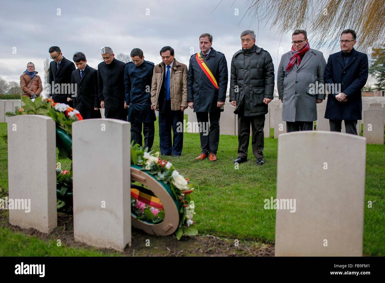 (160113)--POPERINGE (Belgien), 13. Januar 2016 (Xinhua)--chinesischen Botschafter in Belgien Qu Xing (3., R) legt Kranz auf dem chinesischen Arbeitsmarkt starb während des ersten Weltkrieges auf den Lijssenthoek-Militärfriedhof in Poperinge, Belgien am 12. Januar 2016. Unter 140.000 chinesischen Arbeitskräfte nach Europa geschickt, im ersten Weltkrieg Krieg Servicearbeiten ca. 20.000 starb und blieb wegen Kriegsgewalt, mühsame Arbeit und mit epidemischen Krankheiten infiziert. (Xinhua/Zhou Lei) Stockfoto