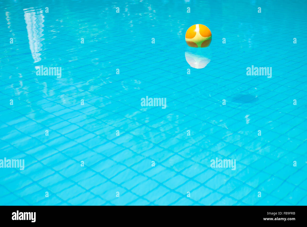 Die helle gelbe Kugel im pool Stockfoto