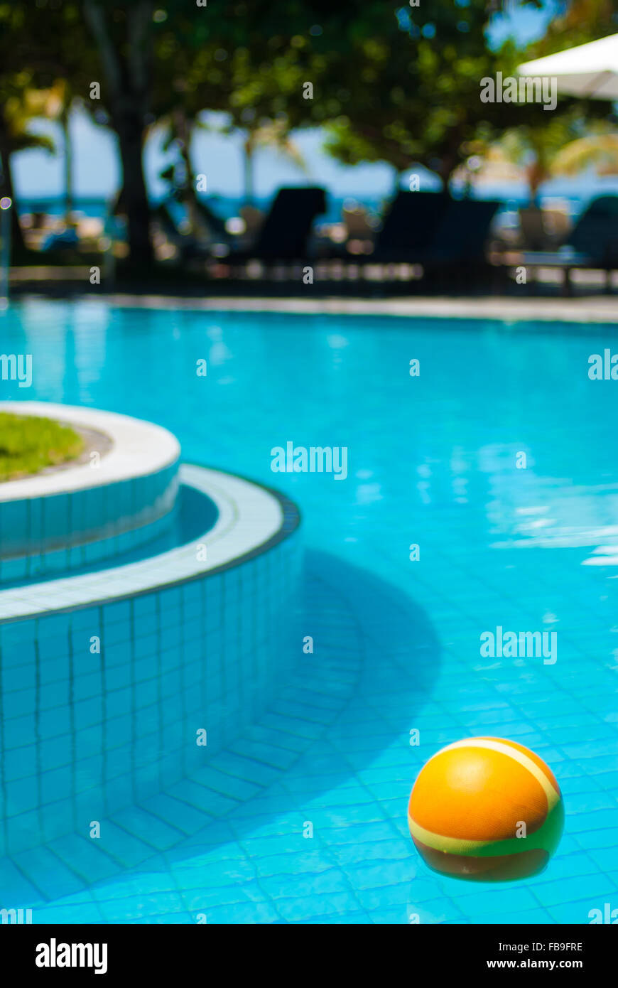 Die helle gelbe Kugel im pool Stockfoto