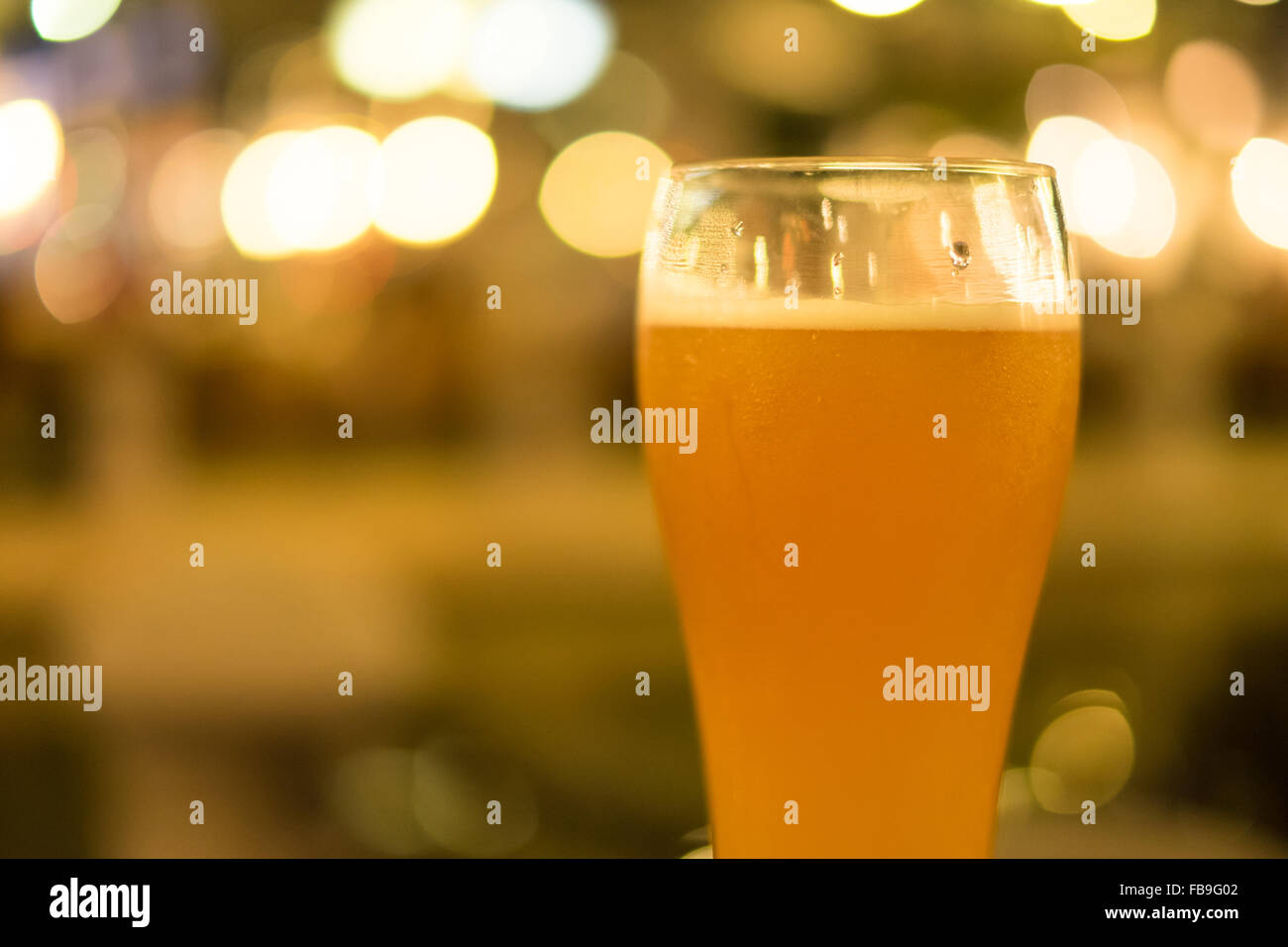 Glas Bier vom Fass Stockfoto