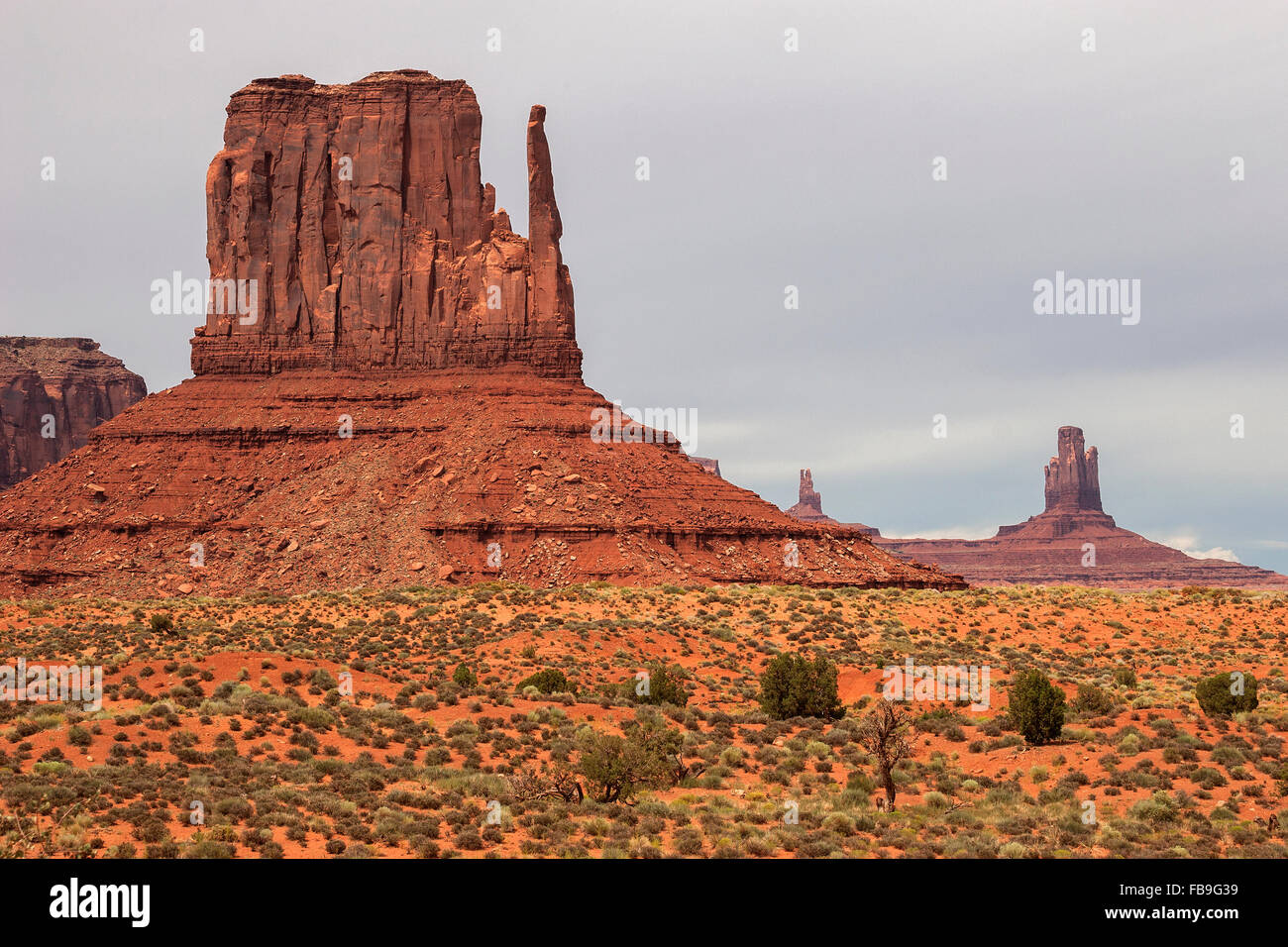 Felsformationen, West Mitten Butte links, Stagecoach rechts, Monument Valley Navajo Tribal Park, Arizona, USA Stockfoto