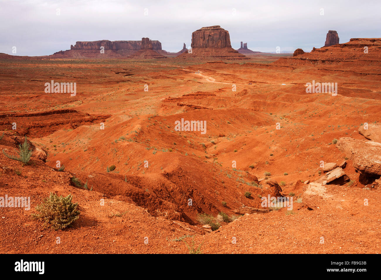 Felsformationen, Sentinel Mesa, West Mitten Butte, König von Thron, Merrick Butte und Stagecoach, Monument Valley Navajo Stockfoto