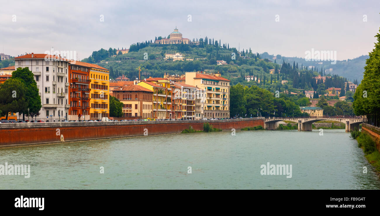 Ufer der Etsch in Verona, Italien Stockfoto