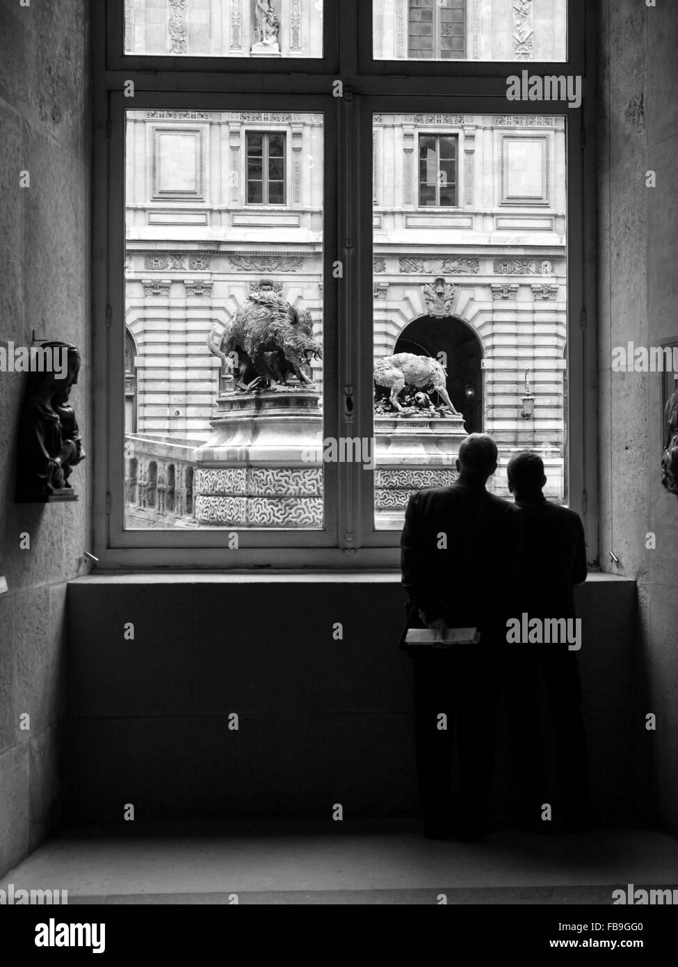 zwei Männer außerhalb Trog ein Sichtfenster im Louvre Museum in Paris, Frankreich Stockfoto
