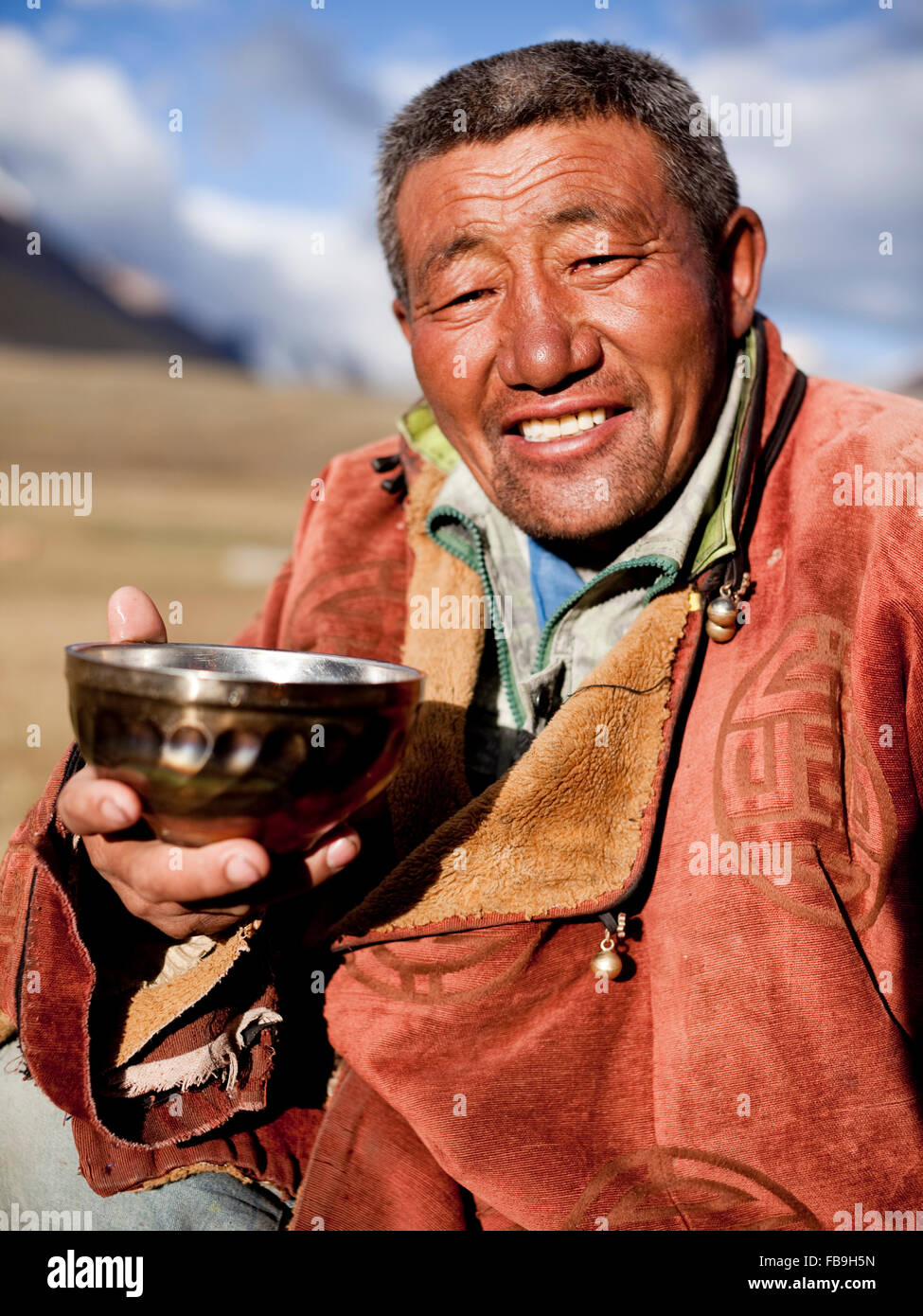 Idesh, eine lokale Herder und Guide, ruht mit einem heißen Tee in Kharkhiraa Turgen Nationalpark, Mongolei. Stockfoto