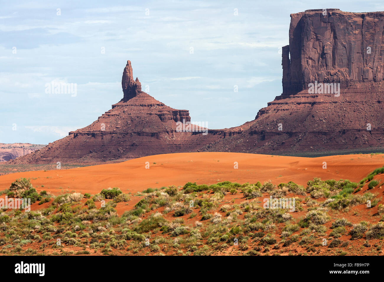 Felsformationen und Sandbereich im Monument Valley Navajo Tribal Park, Arizona, USA Stockfoto