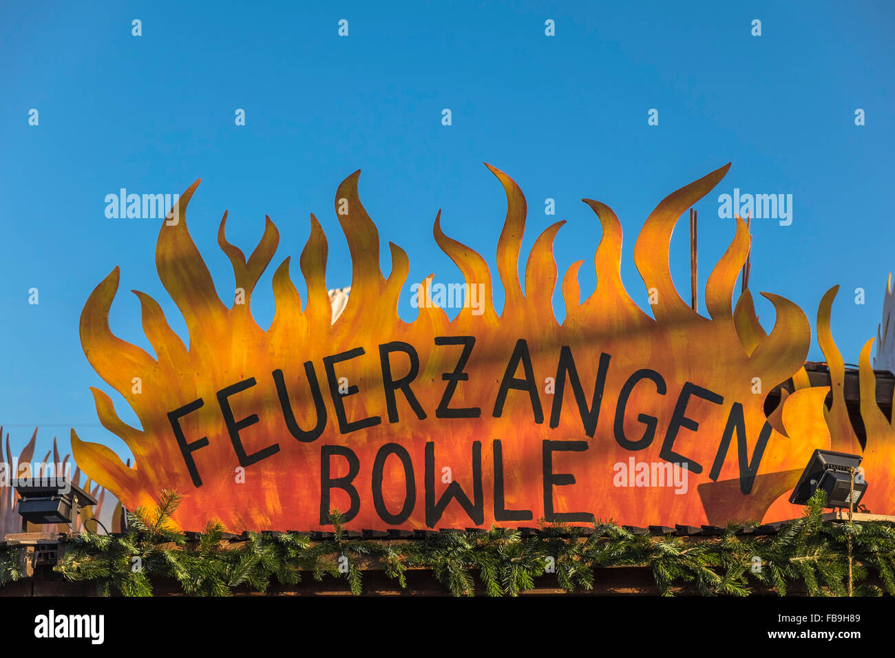 Zeichen, Feuerzangenbowle oder Glühwein, Tollwood Weihnachtsmarkt, Theresienwiese, München, Deutschland Stockfoto