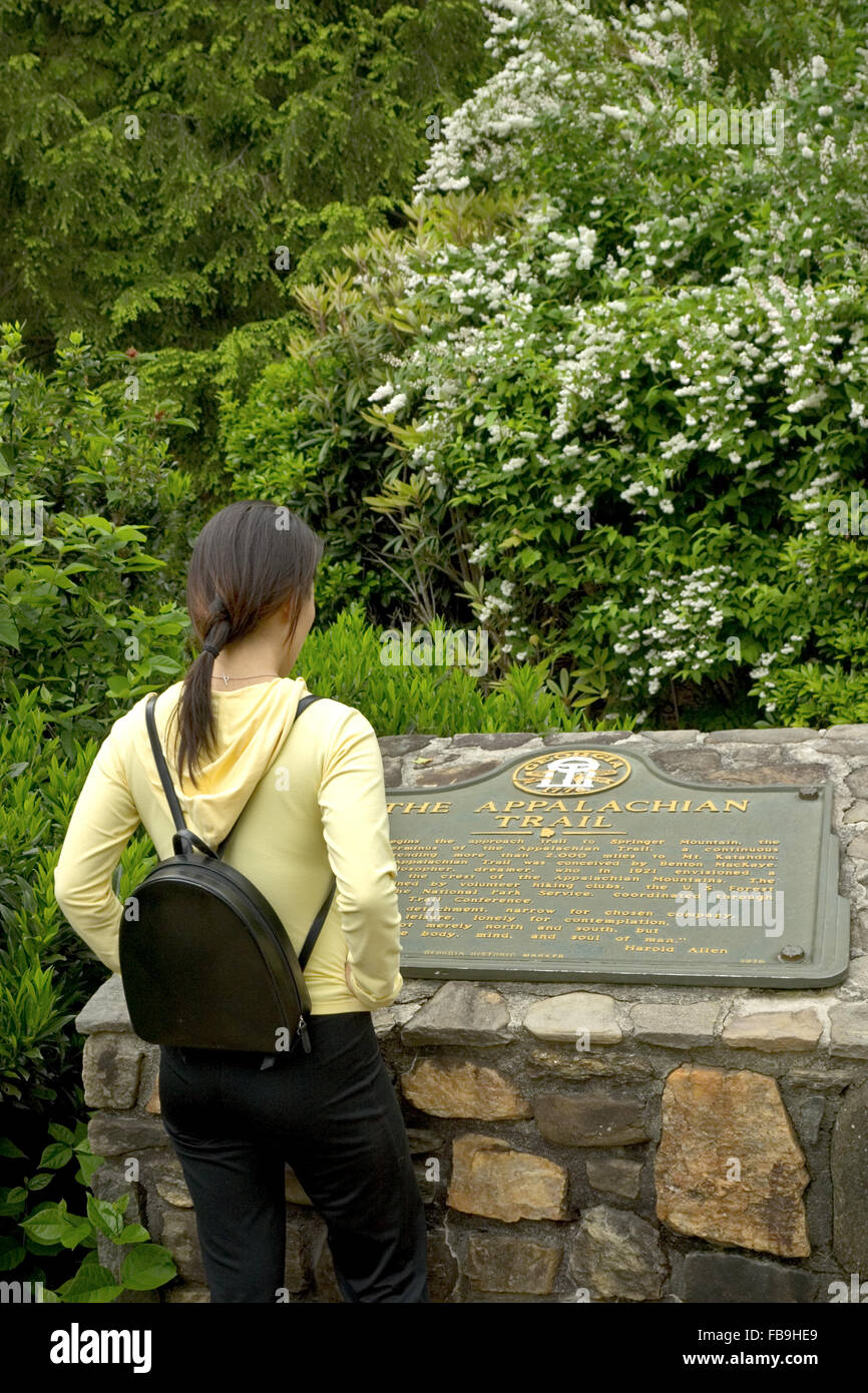 Ein junger Wanderer liest eine Trail-Markierung am Anfang des Appalachian Trail am Amicalola Falls State Park, Georgia, USA. Stockfoto