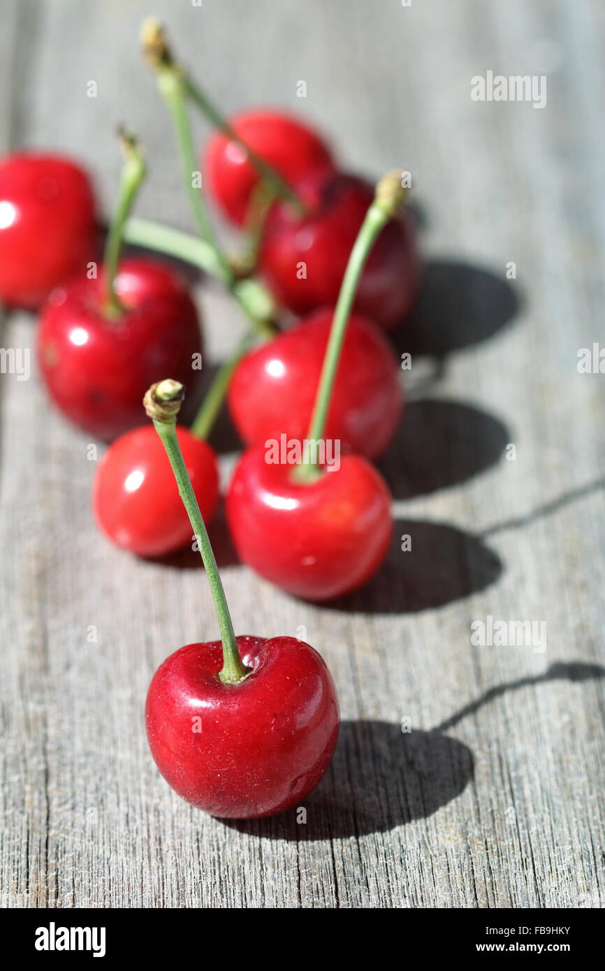 Nahaufnahme von Prunus Avium Kirschen oder bekannt als Lapin Kirschen auf Holzbrett Stockfoto