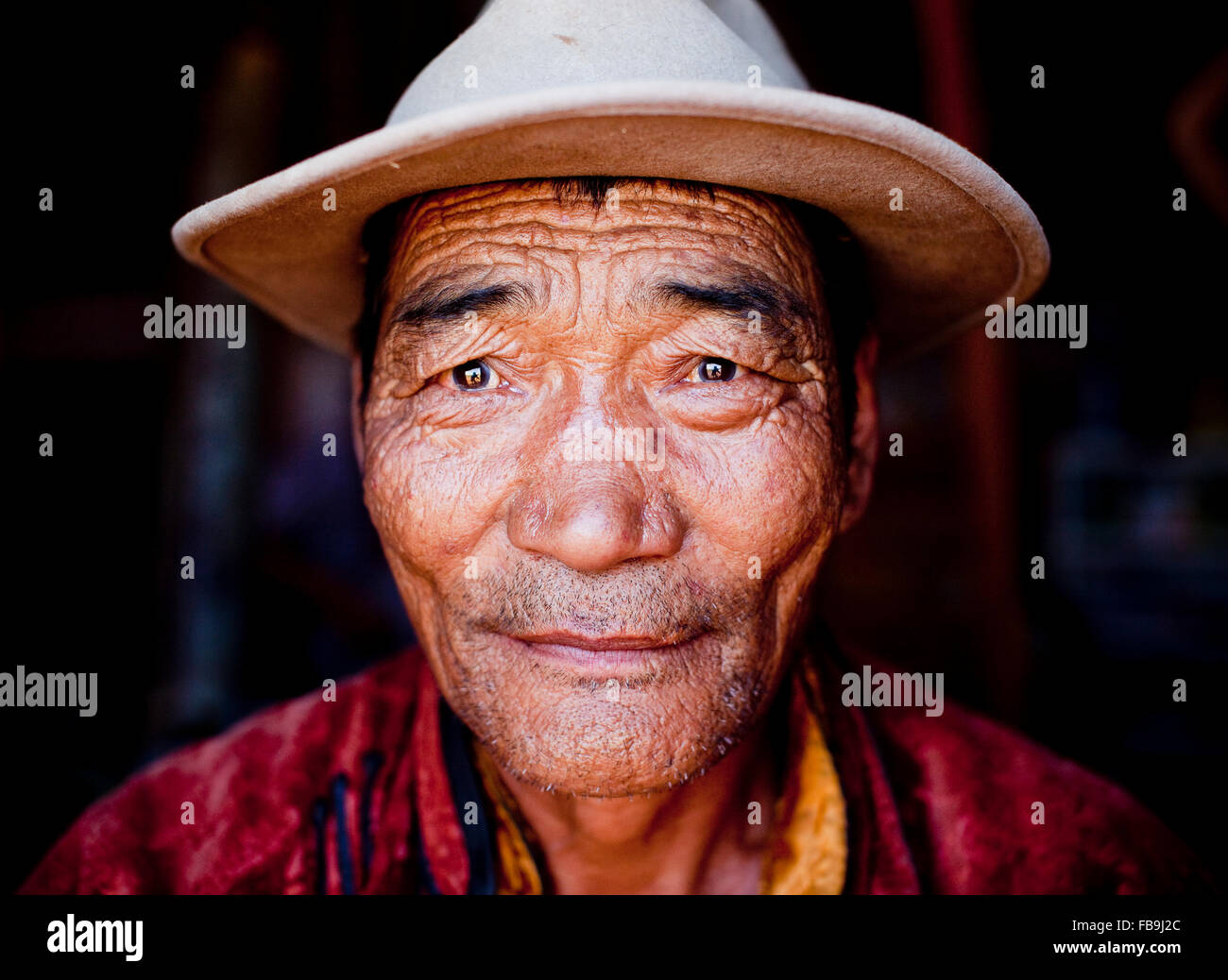 Ein Leben lang unter dem ewigen blauen Himmel im Angesicht eines elder Nomaden in der Mongolei Wüste Gobi gekapselt. Stockfoto Ein Leben lang unter dem ewigen blauen Himmel im Angesicht eines elder Nomaden in der Mongolei Wüste Gobi gekapselt. Stockfoto