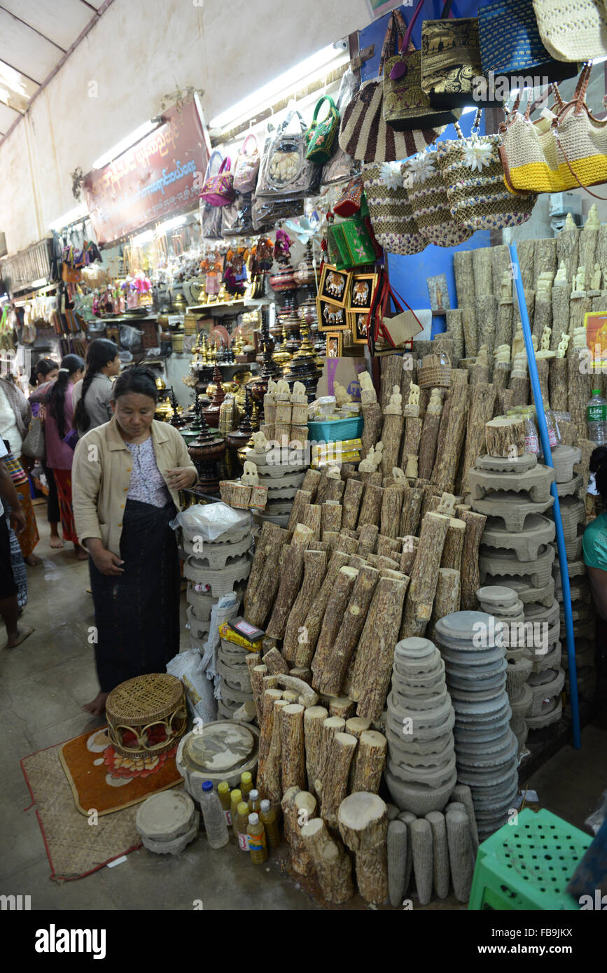 Anbieter verkaufen Thanaka Holz an die Shwezigon Paya in Bagan. Stockfoto