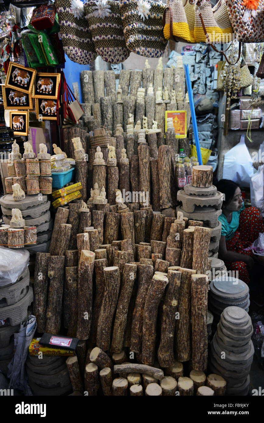Anbieter verkaufen Thanaka Holz an die Shwezigon Paya in Bagan. Stockfoto