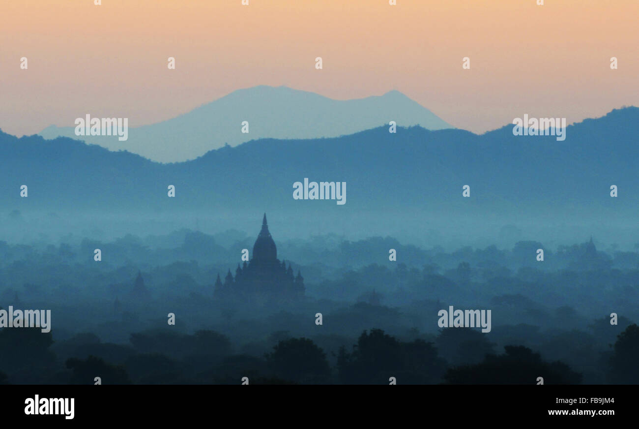 Einen schönen Sonnenaufgang über den buddhistischen Tempel in Bagan. Stockfoto