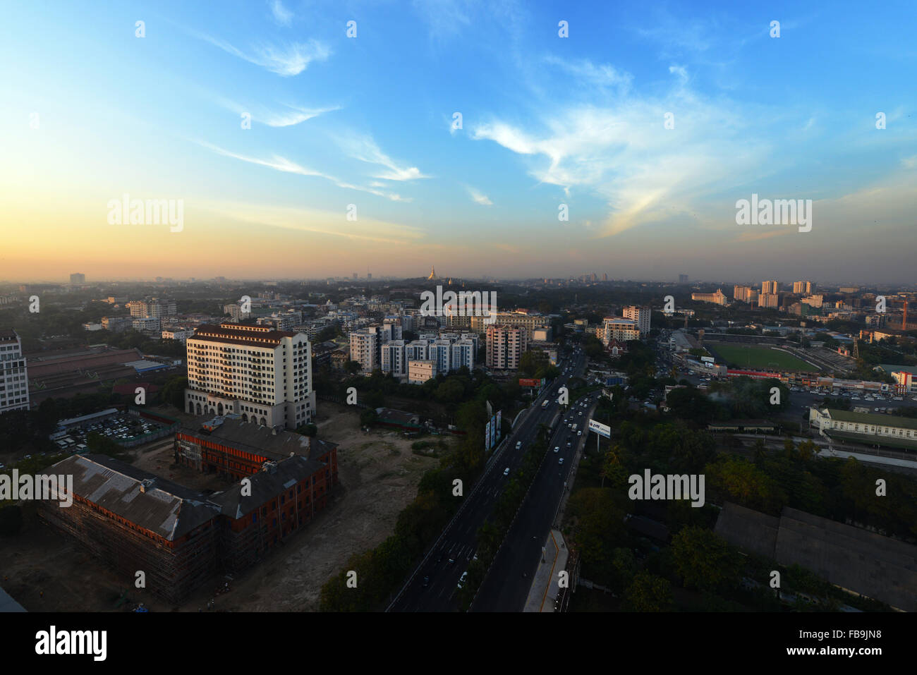 Eine erhöhte Ansicht der Stadt von Yangon (Shwedagon-Pagode im Hintergrund). Stockfoto