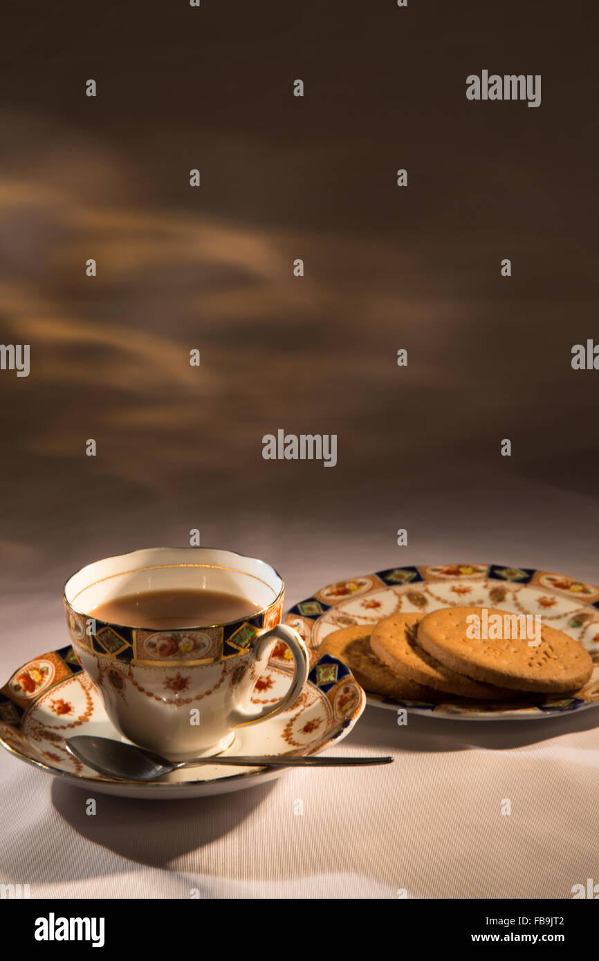 Eine britische Institution für eine Tasse frischen Tee mit Keksen in einem China-cup Stockfoto