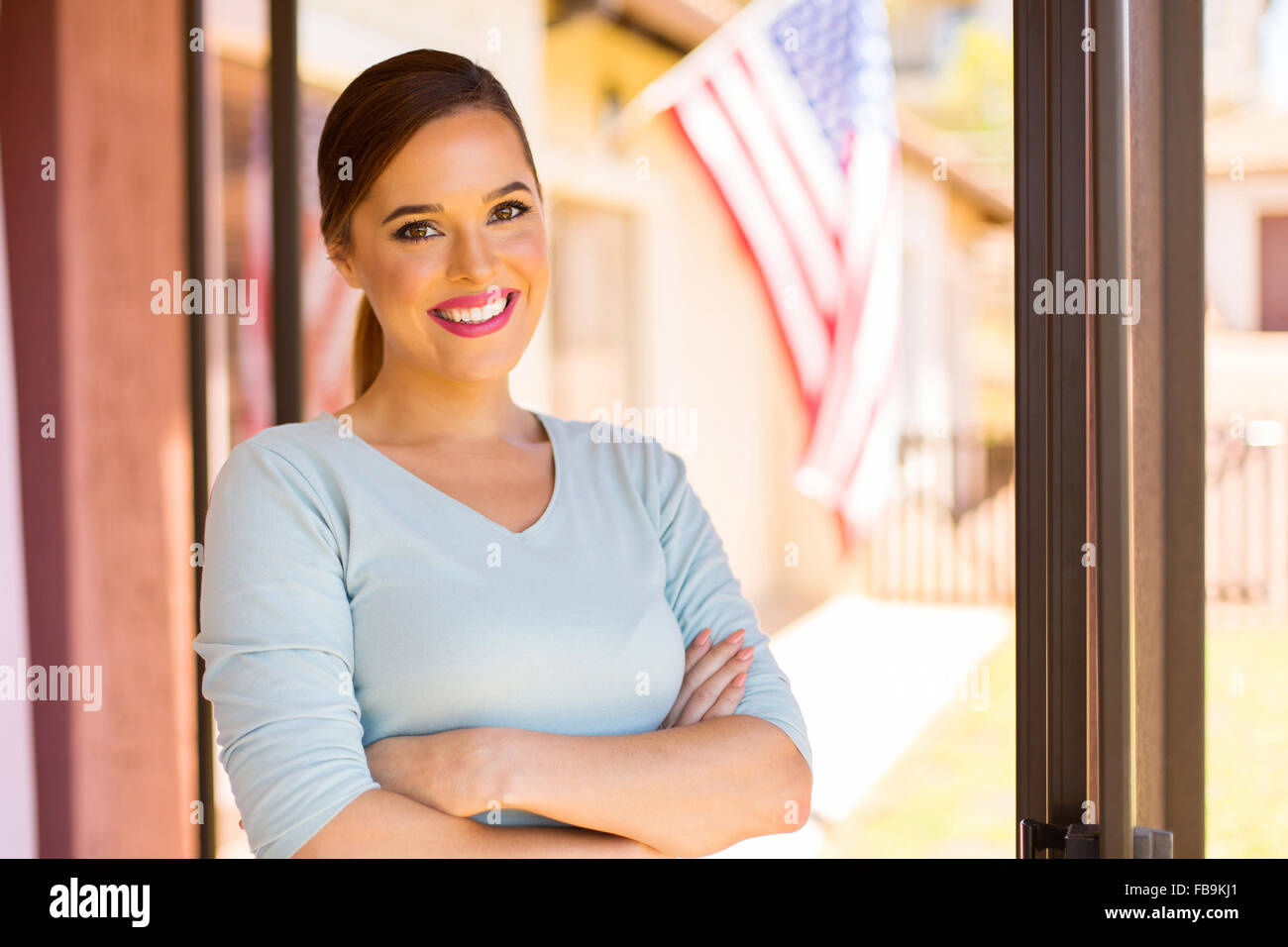 Porträt von schöne junge Amerikanerin mit verschränkten Armen Stockfoto