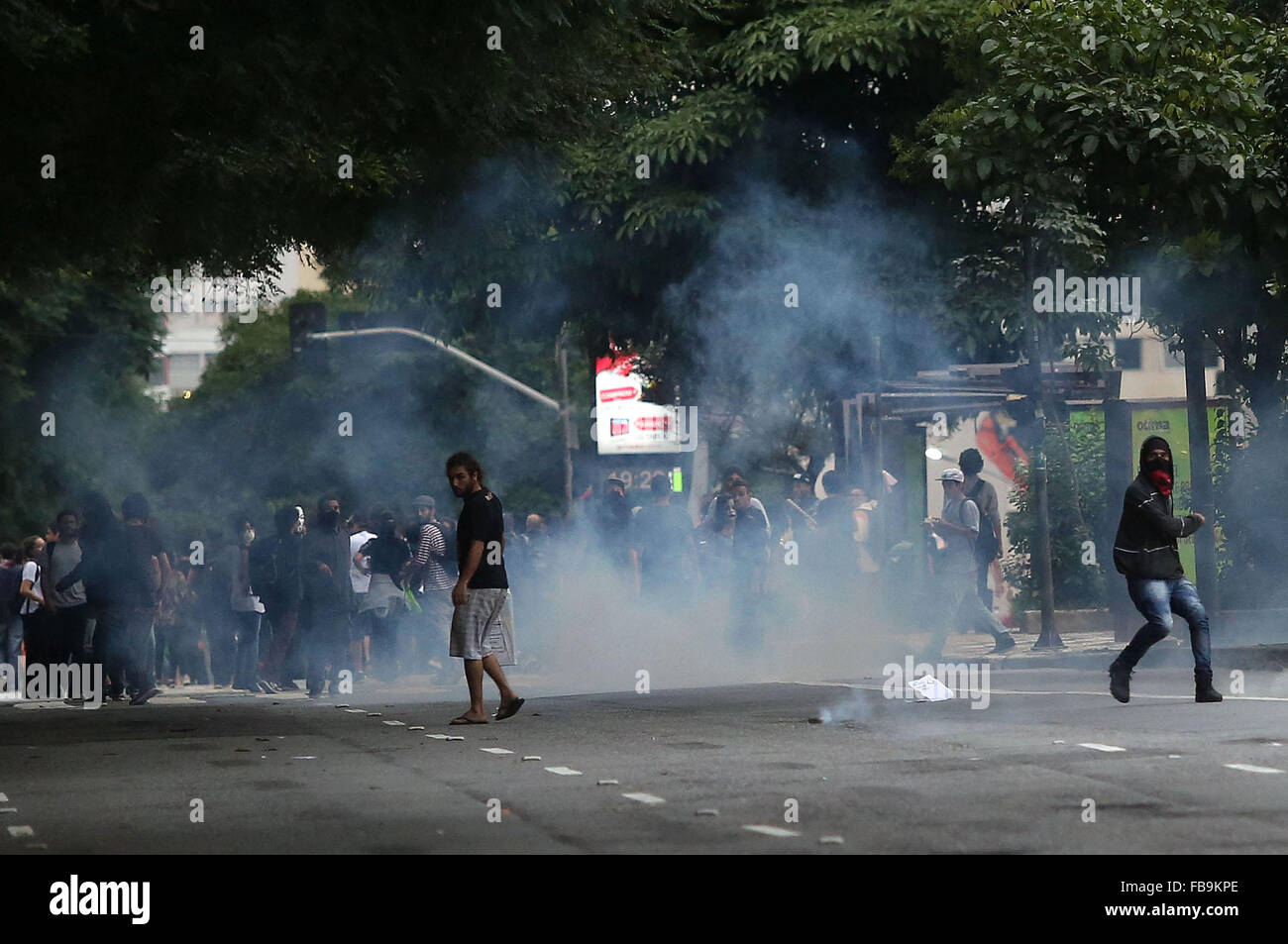 Sao Paulo, Brasilien. 12. Januar 2016. Demonstranten Zusammenstoß mit der Polizei bei einem Protest gegen die Erhöhung der Preise des öffentlichen Nahverkehrs in Sao Paulo, Brasilien, am 12. Januar 2016. Bildnachweis: Rahel Patras/Xinhua/Alamy Live-Nachrichten Stockfoto