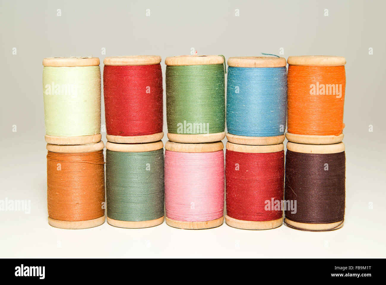 Manyl Spulen des Threads in verschiedenen Farben auf über weiß Stockfoto