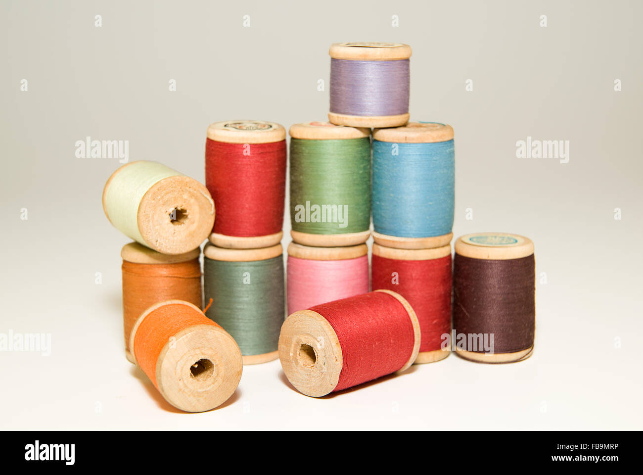 Manyl Spulen des Threads in verschiedenen Farben auf über weiß Stockfoto