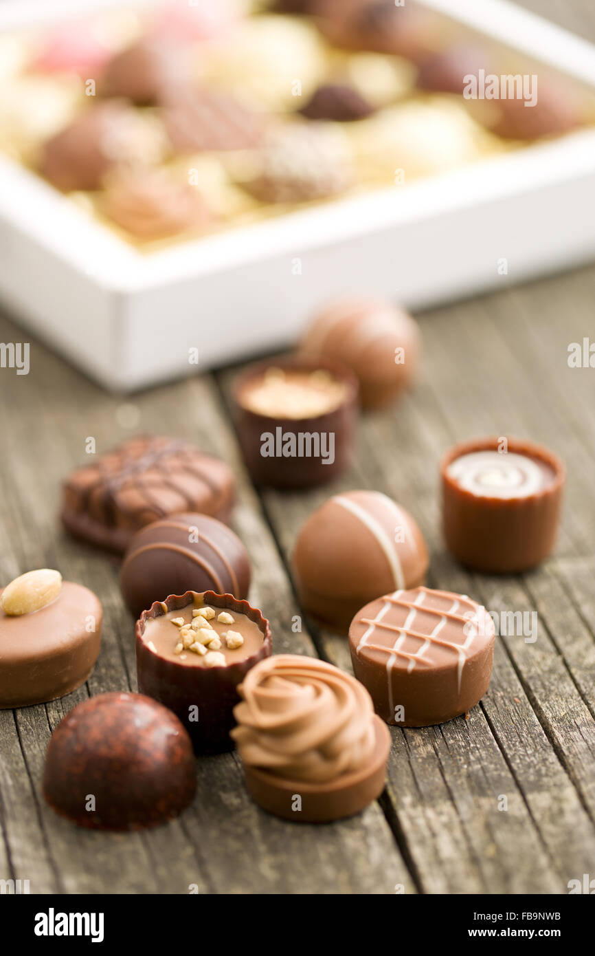 verschiedene Pralinen auf alten Holztisch Stockfoto