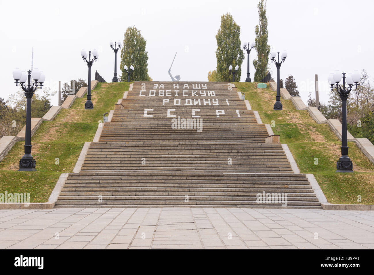 Volgograd, Russland - 5. November 2015: Blick auf den Eingangsbereich und Treppen mit der Aufschrift "für unsere sowjetischen Heimat UdSSR, Stockfoto