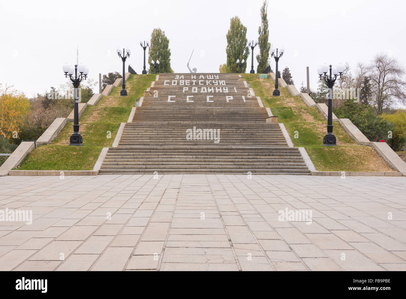 Volgograd, Russland - 5. November 2015: Blick auf den Eingangsbereich und Treppen mit der Aufschrift "für unsere sowjetischen Heimat UdSSR, Stockfoto