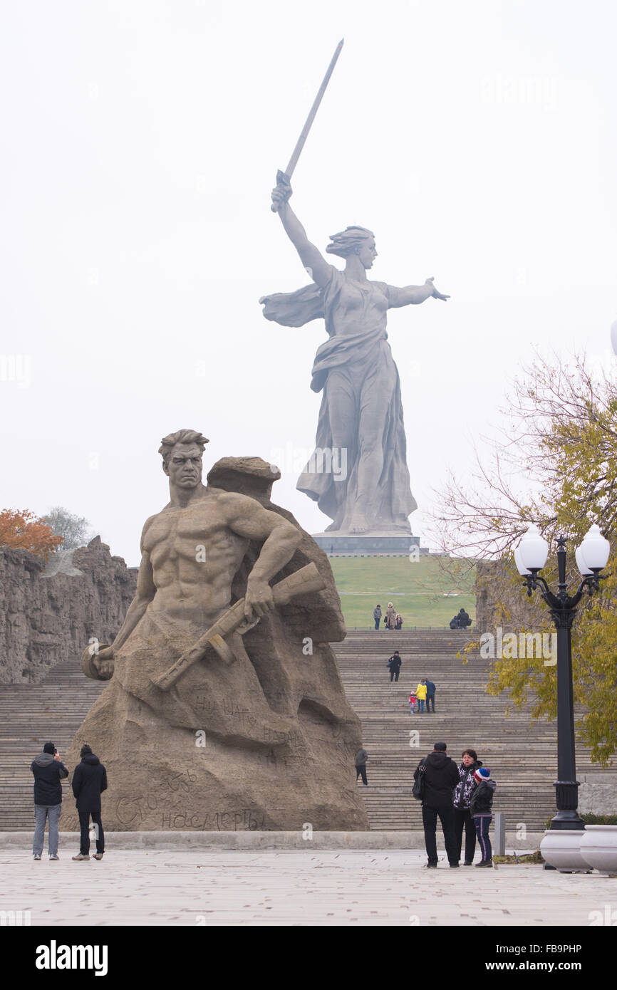 Volgograd, Russland - 5. November 2015: Der Blick von der Platzes stand nach dem Tod der Skulptur 'Stand bis zum Tod' und ' Motherl Stockfoto