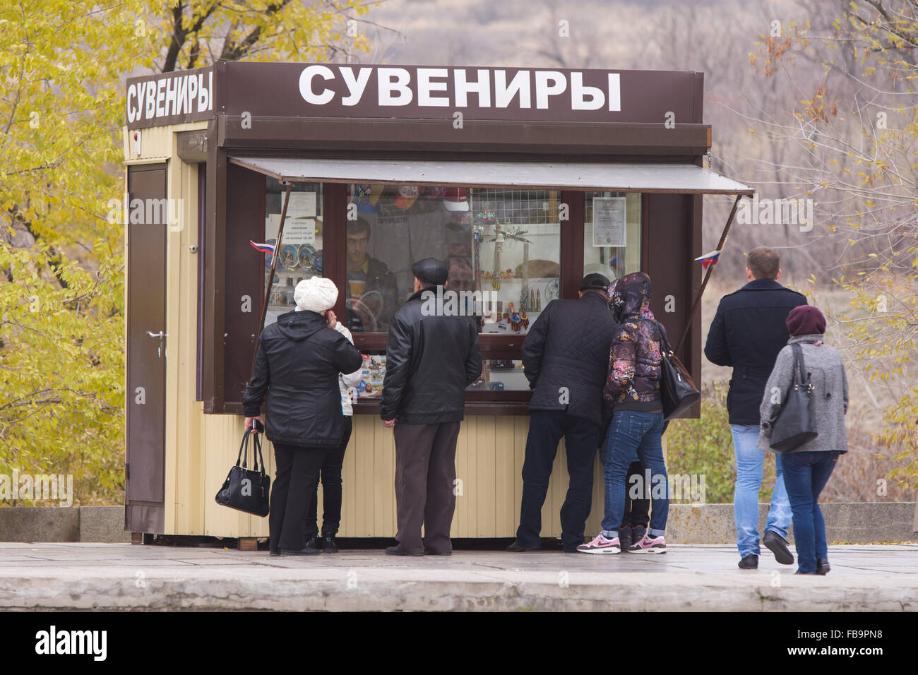 Volgograd, Russland - 5. November 2015: Kunden sind Souvenirs am Souvenir-stand im historischen Denkmal Komplex wählen Stockfoto