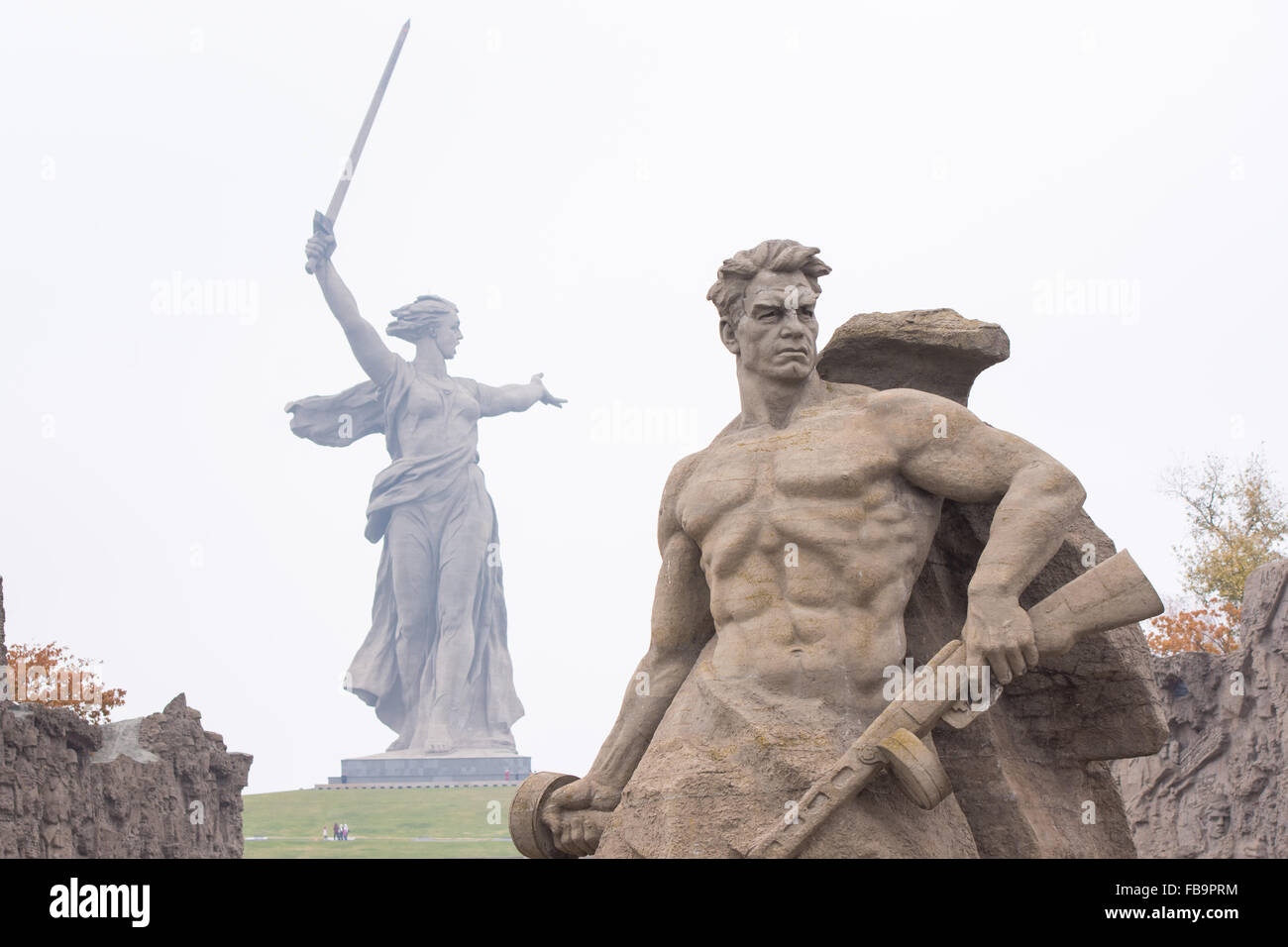 Volgograd, Russland - 5. November 2015: Der Blick von der Platzes stand nach dem Tod der Skulptur 'Stand bis zum Tod' und ' Motherl Stockfoto